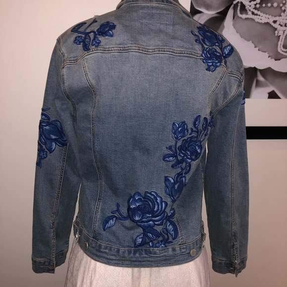 BLANK NYC| Jean jacket with floral embroidery| S - Picture 7 of 8